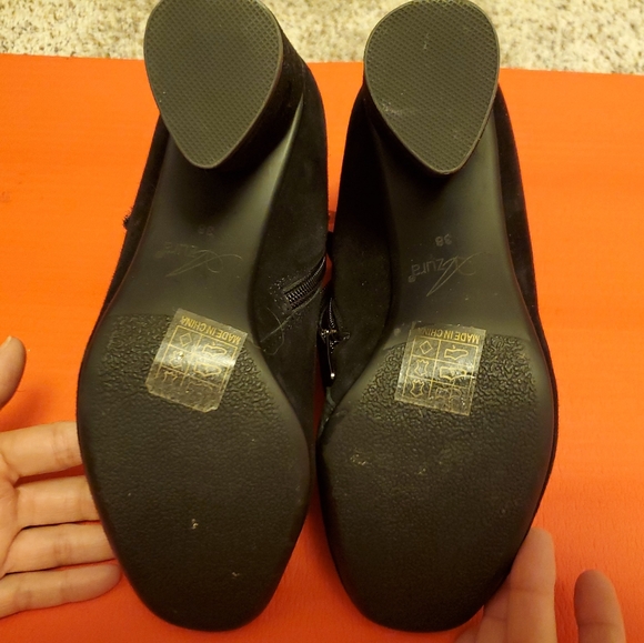 Women's Booties. Size 8. - Picture 4 of 4